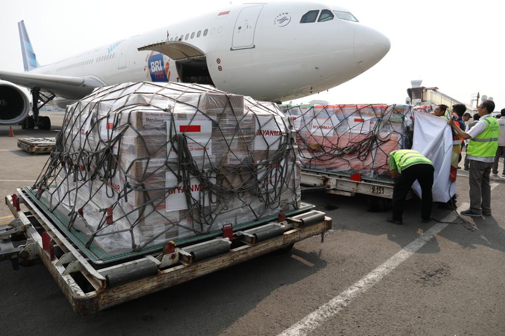 Petugas memasukkan barang bantuan berupa logistik dan peralatan yang akan dikirim ke Myanmar dari Terminal Cargo, Bandara Internasional Soekarno-Hatta, Tangerang, Banten, Senin (26/6). 